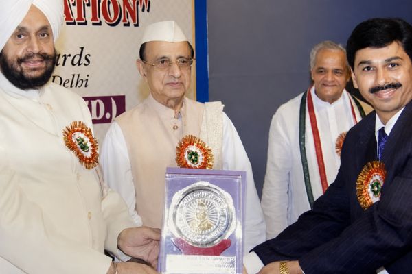 Dr. Satish Vaishnav receiving professional recognition